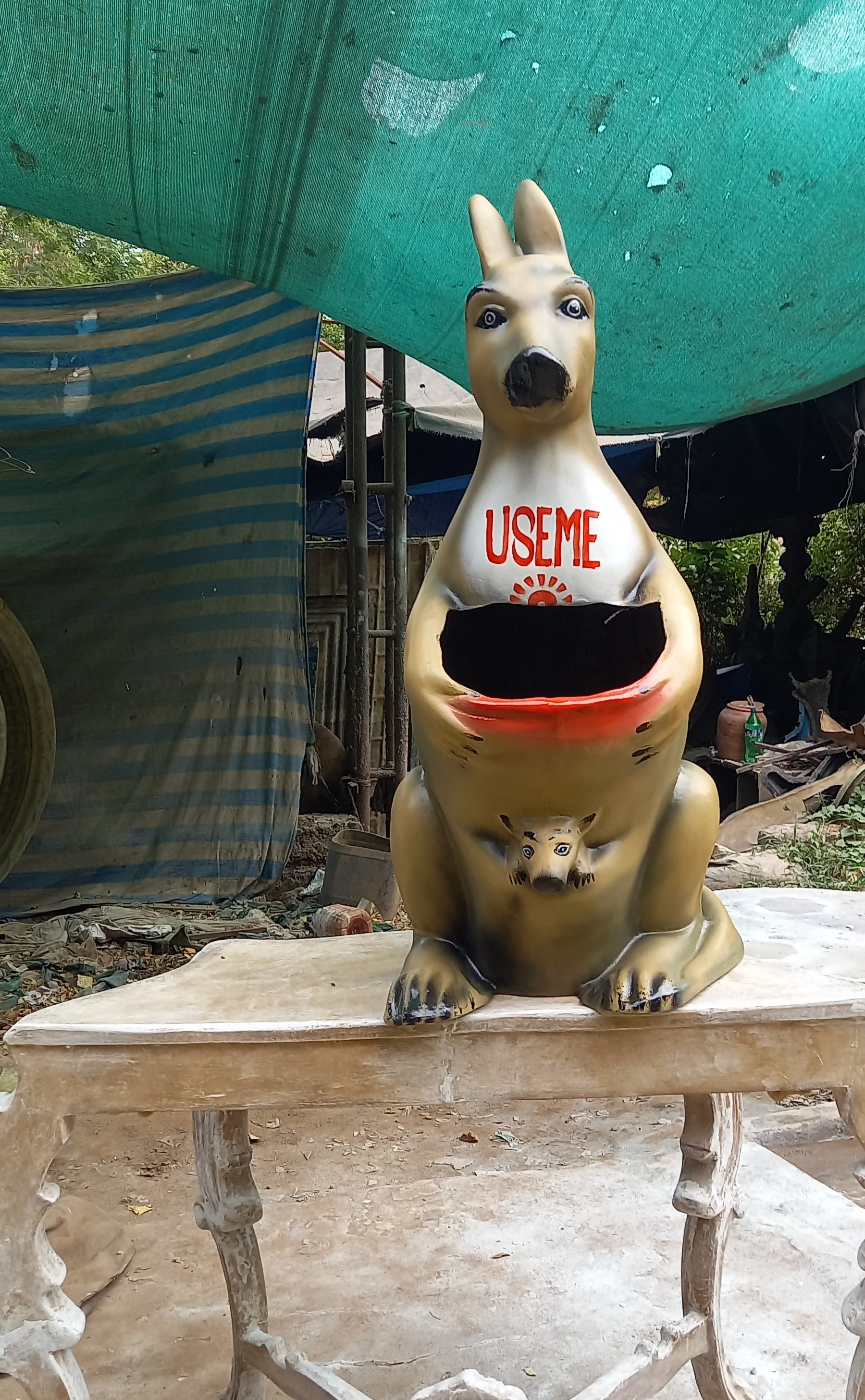 KANGAROO DUSTBIN